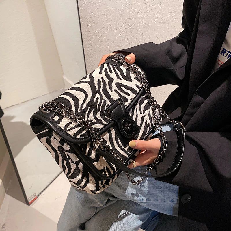 Alora Naisten Crossbody Laukku Ketjulla - Iso Musta