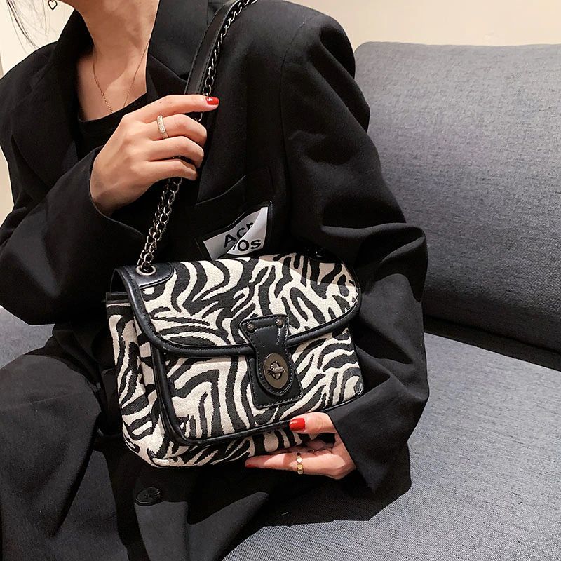 Alora Naisten Crossbody Laukku Ketjulla - Iso Musta