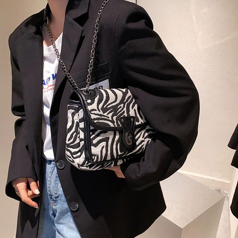 Alora Naisten Crossbody Laukku Ketjulla - Iso Musta