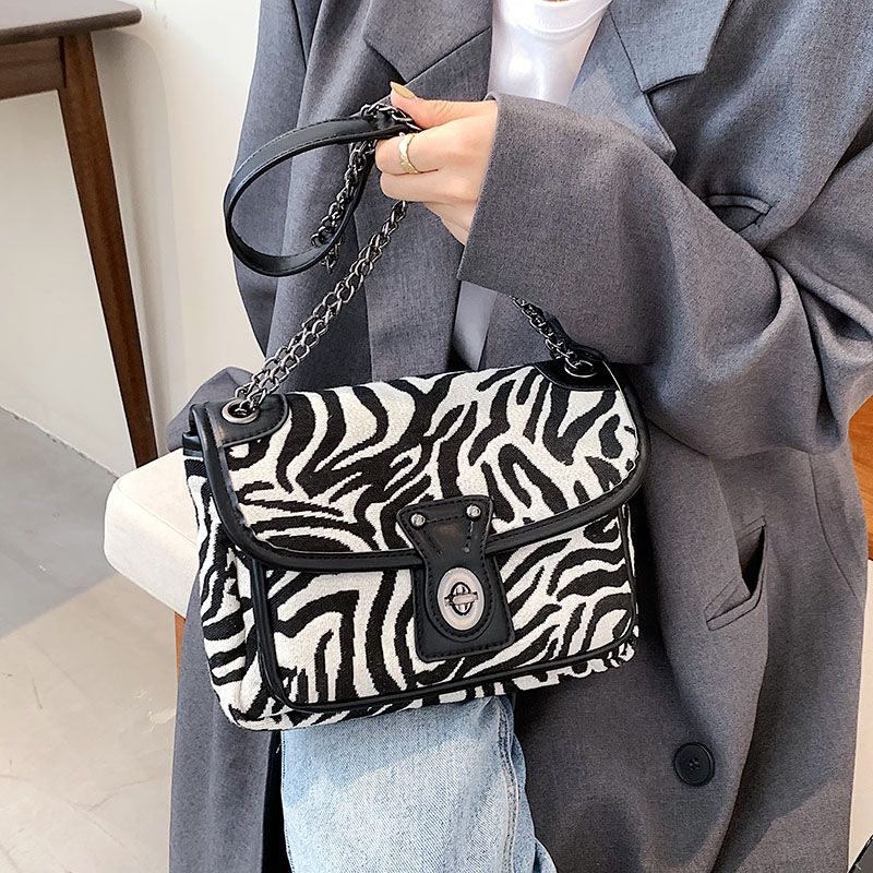 Alora Naisten Crossbody Laukku Ketjulla - Iso Musta