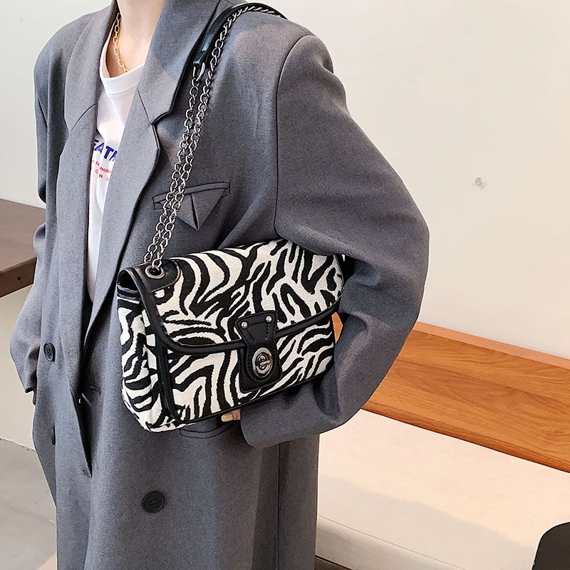 Alora Naisten Crossbody Laukku Ketjulla - Iso Musta