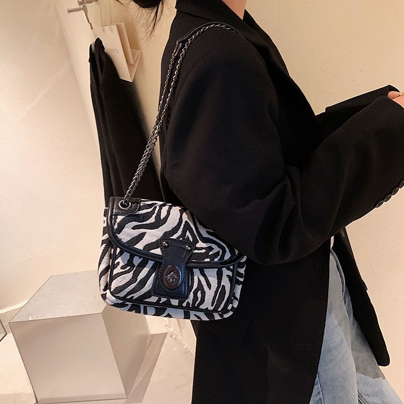 Alora Naisten Crossbody Laukku Ketjulla - Iso Musta