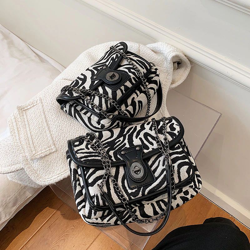 Alora Naisten Crossbody Laukku Ketjulla - Iso Musta