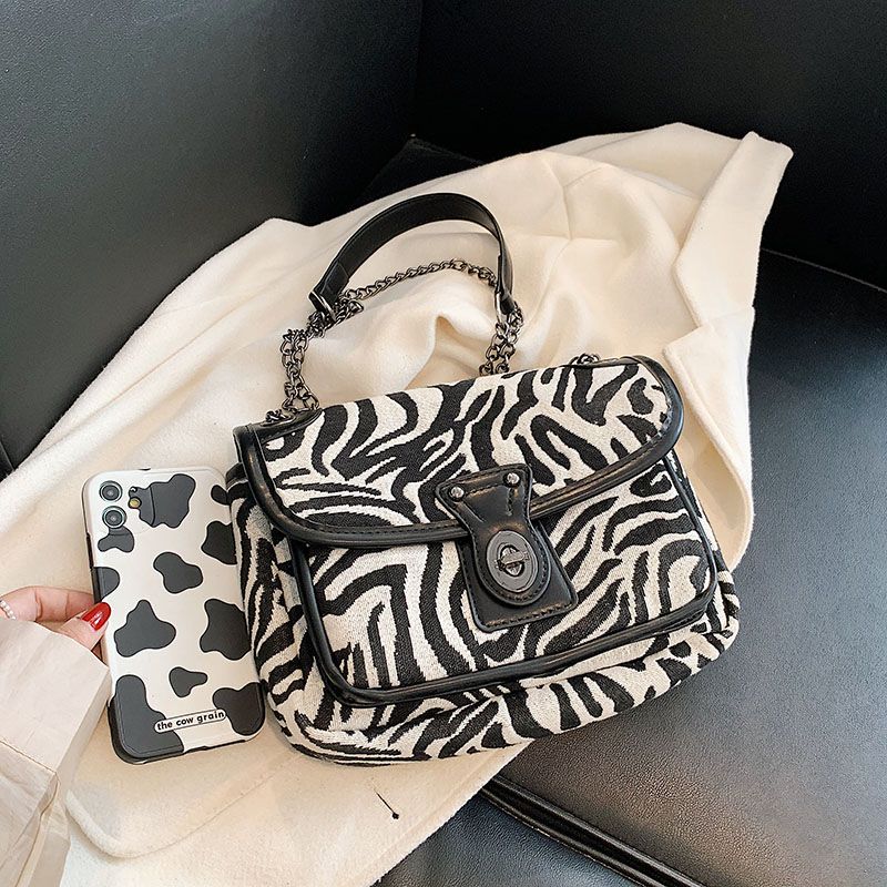 Alora Naisten Crossbody Laukku Ketjulla - Iso Musta