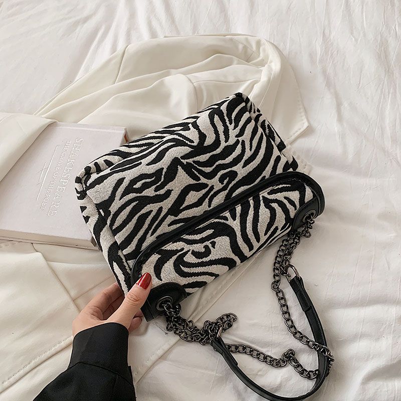 Alora Naisten Crossbody Laukku Ketjulla - Iso Musta