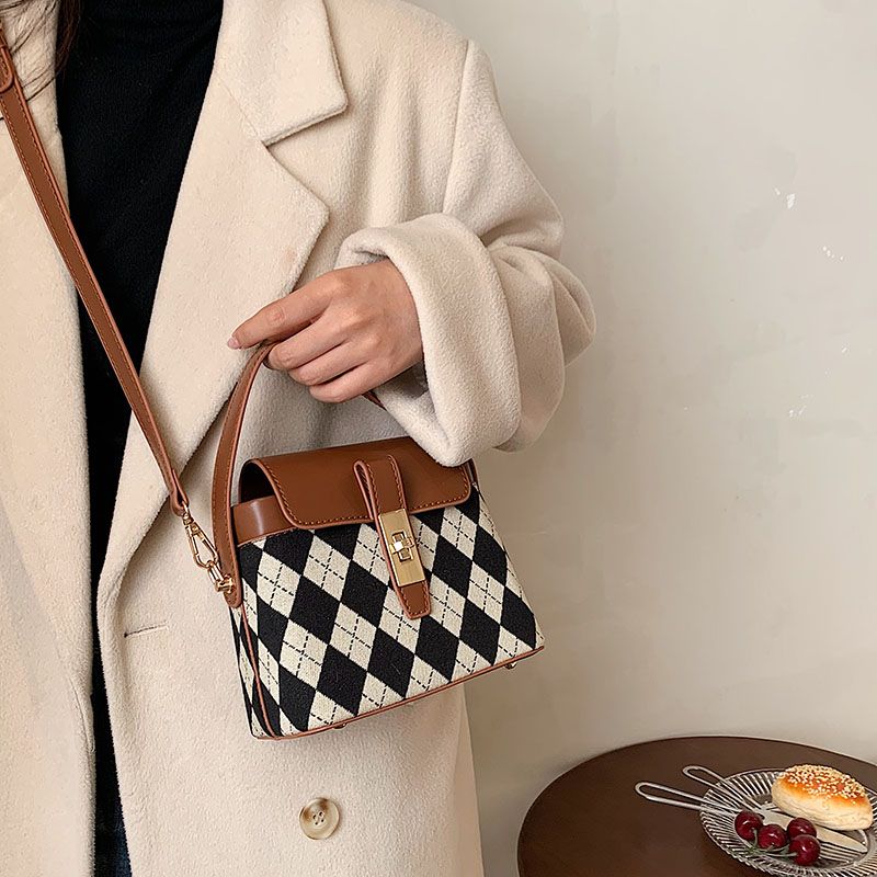 Alpe Naisten Mininahkainen Crossbody Käsilaukku - Musta