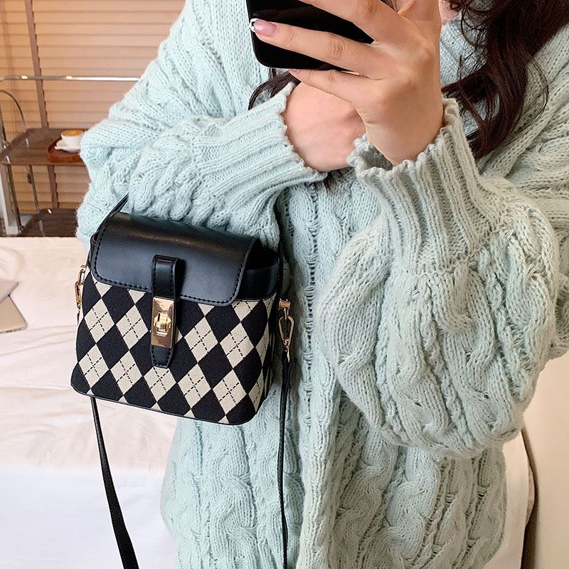 Alpe Naisten Mininahkainen Crossbody Käsilaukku - Musta