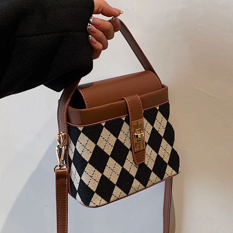 Alpe Naisten Mininahkainen Crossbody Käsilaukku - Musta
