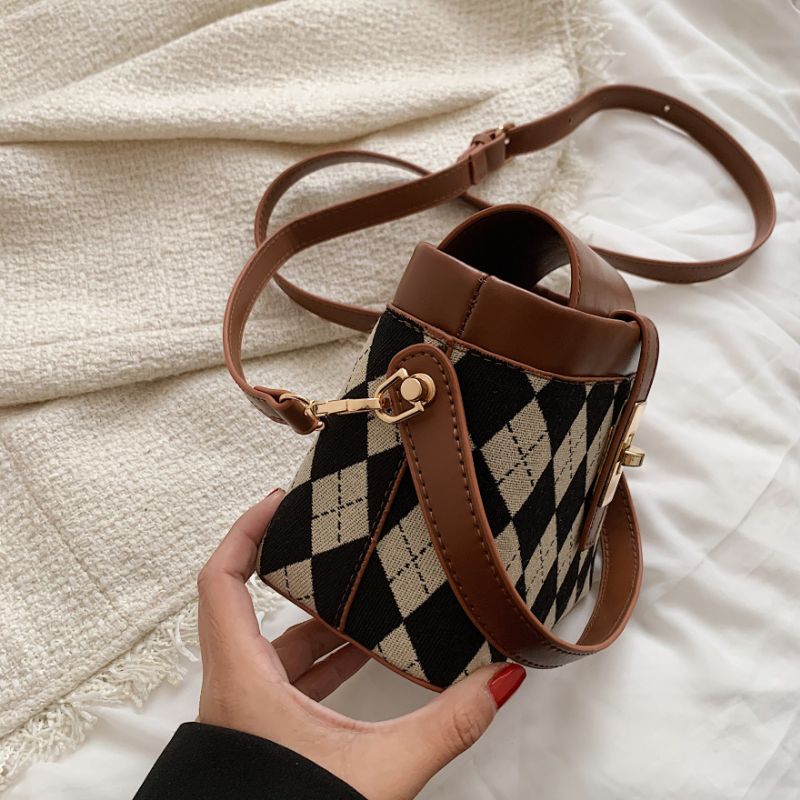 Alpe Naisten Mininahkainen Crossbody Käsilaukku - Musta