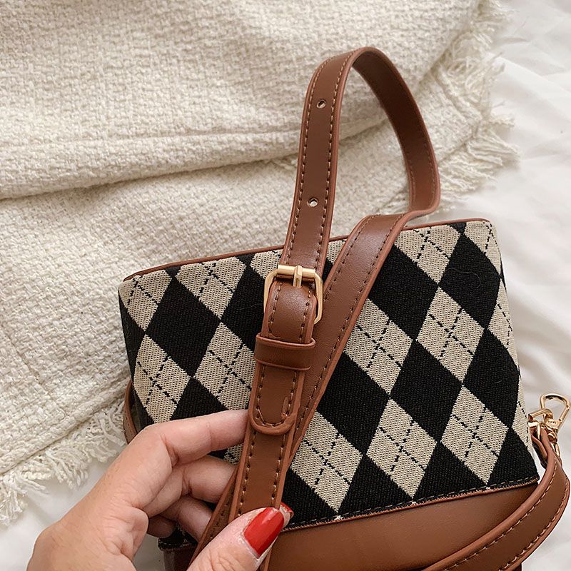 Alpe Naisten Mininahkainen Crossbody Käsilaukku - Musta
