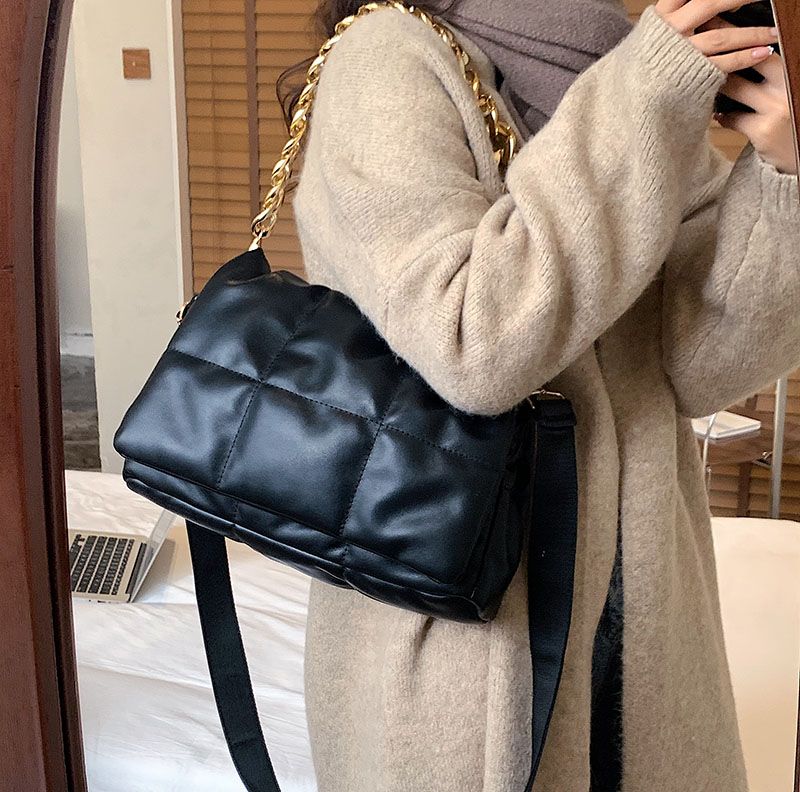 Claret Naisten Tikatut Crossbody Käsilaukut - Musta