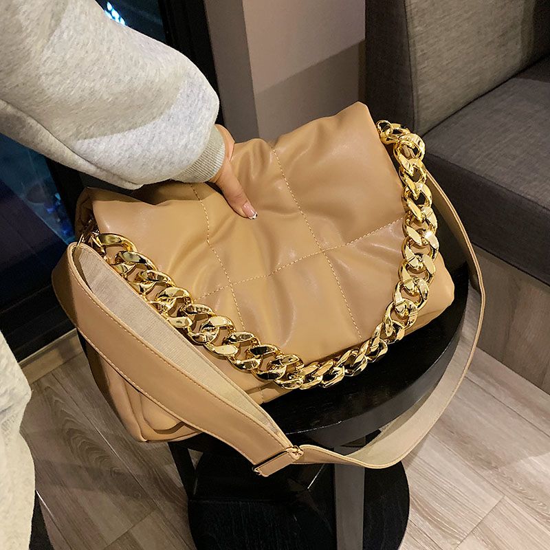 Claret Naisten Tikatut Crossbody Käsilaukut - Musta