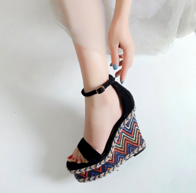Dorian Wedges - Musta
