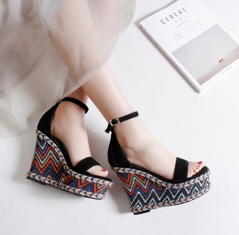 Dorian Wedges - Musta