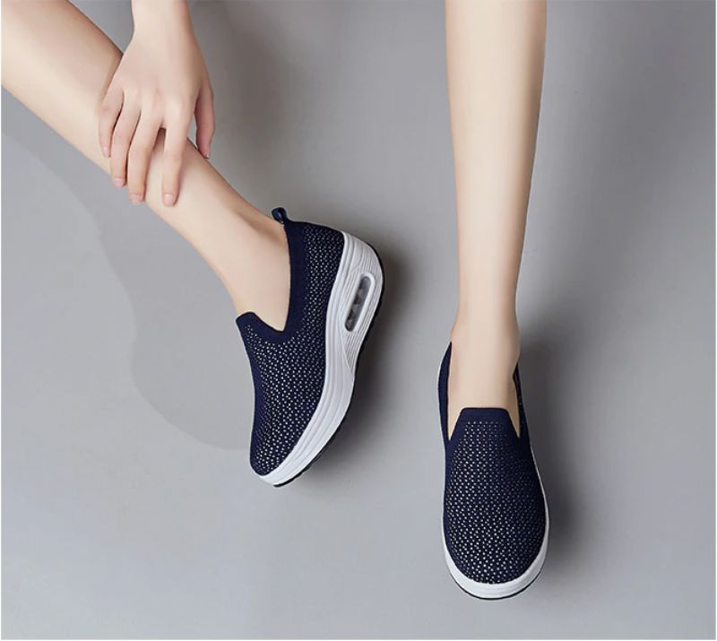 Elmira Naisten Slip-on Platform-kengät - Musta