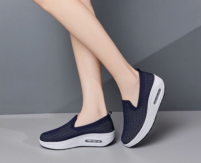 Elmira Naisten Slip-on Platform-kengät - Musta