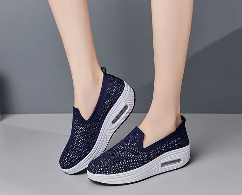 Elmira Naisten Slip-on Platform-kengät - Musta