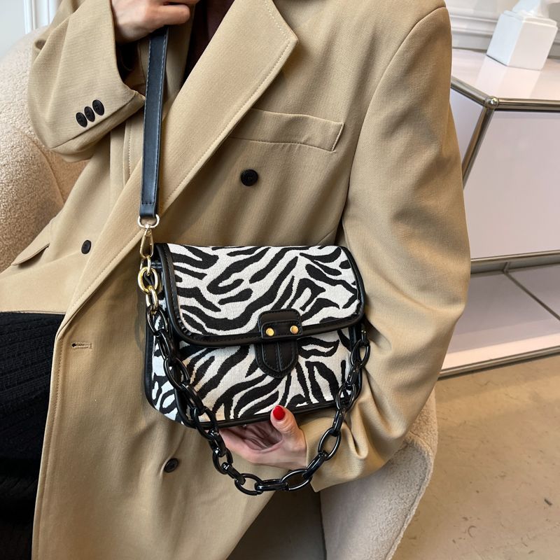 Naisten Basilio Crossbody -käsilaukku - Seeprakuvio