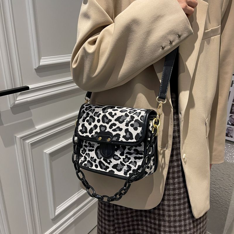 Naisten Basilio Crossbody -käsilaukku - Seeprakuvio