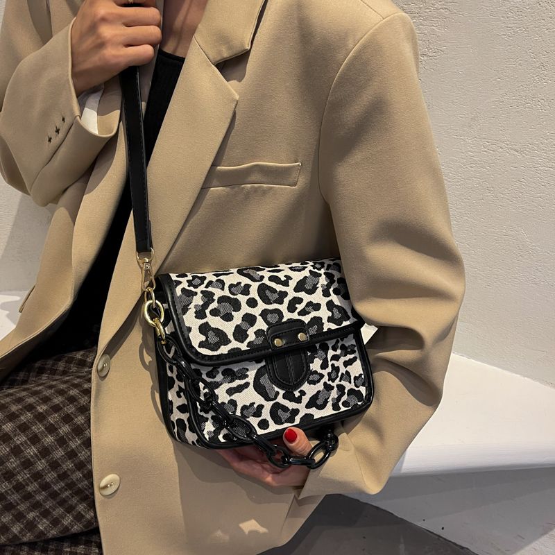 Naisten Basilio Crossbody -käsilaukku - Seeprakuvio