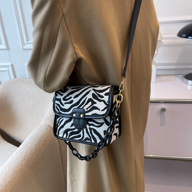 Naisten Basilio Crossbody -käsilaukku - Seeprakuvio