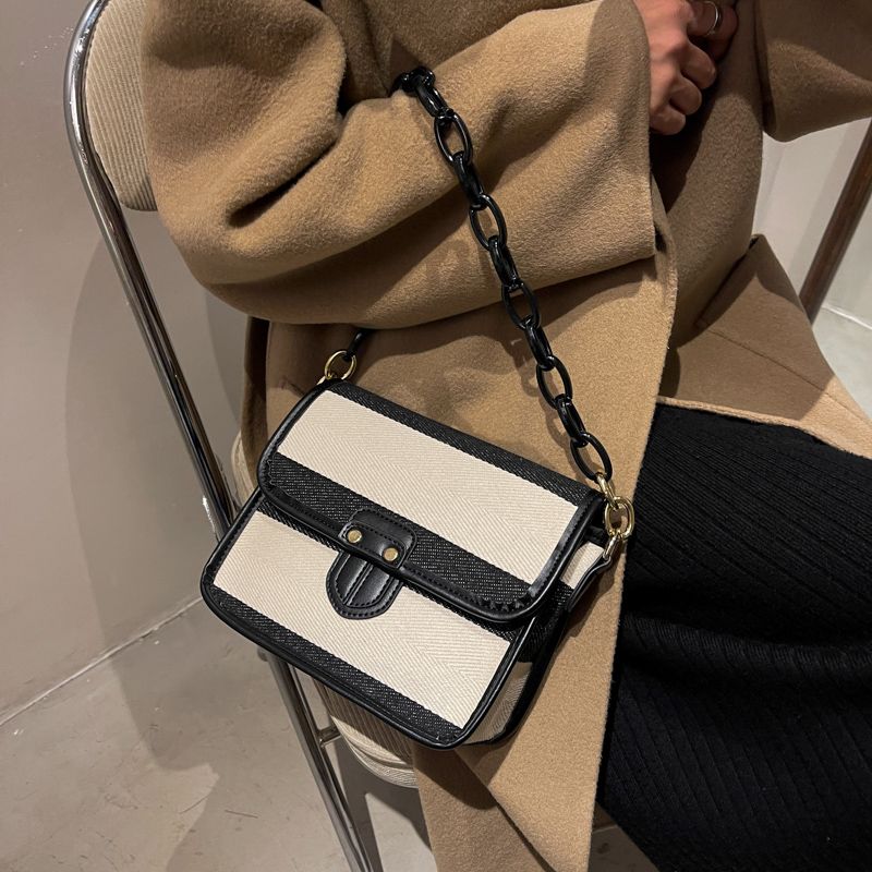 Naisten Basilio Crossbody -käsilaukku - Seeprakuvio