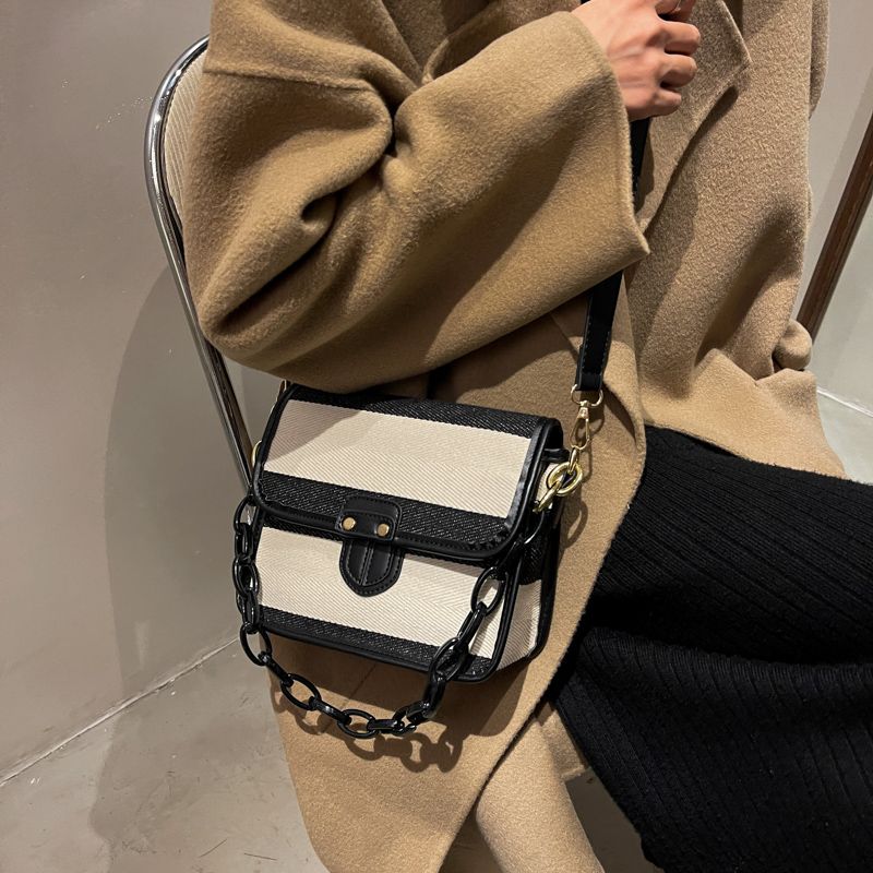 Naisten Basilio Crossbody -käsilaukku - Seeprakuvio