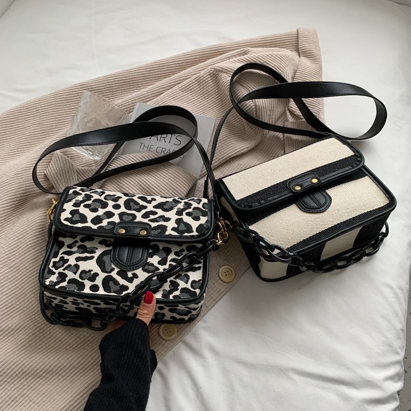 Naisten Basilio Crossbody -käsilaukku - Seeprakuvio