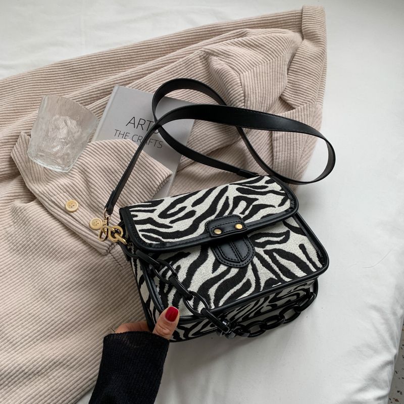 Naisten Basilio Crossbody -käsilaukku - Seeprakuvio