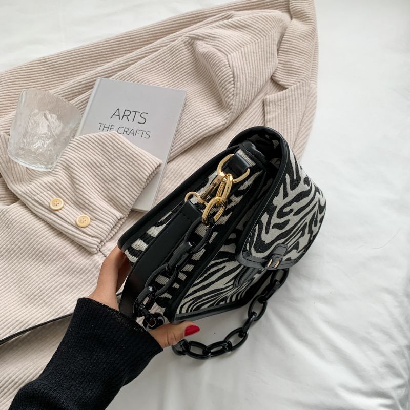 Naisten Basilio Crossbody -käsilaukku - Seeprakuvio