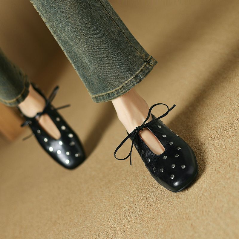 Olga Naisten Casual Rivets Heels Flats - Musta