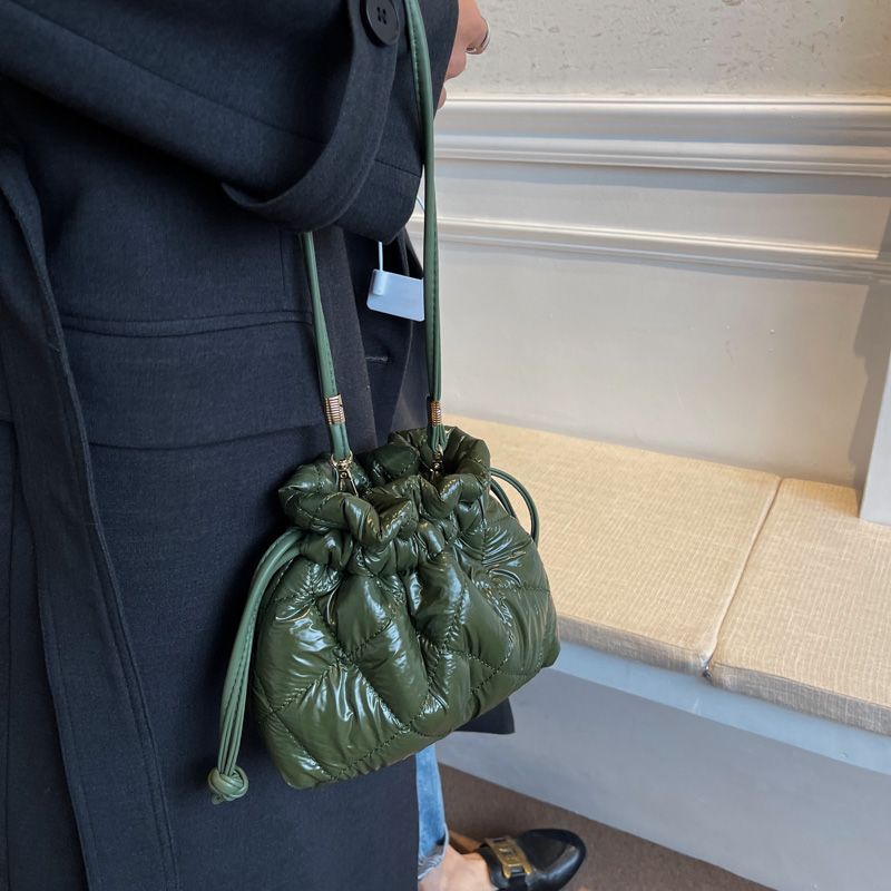 Puka Naisten Tekonahkainen Olkalaukku - Musta