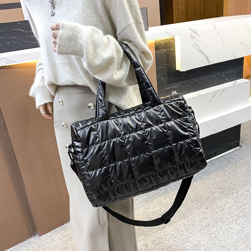 Torys Naisten Nylon Crossbody Käsilaukku - Musta