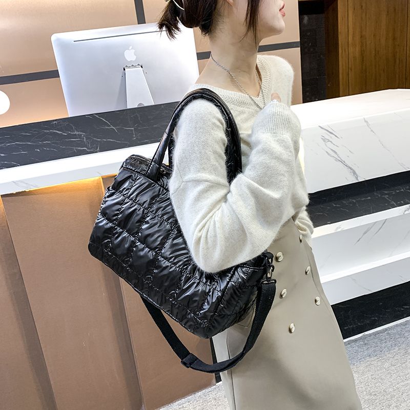 Torys Naisten Nylon Crossbody Käsilaukku - Musta