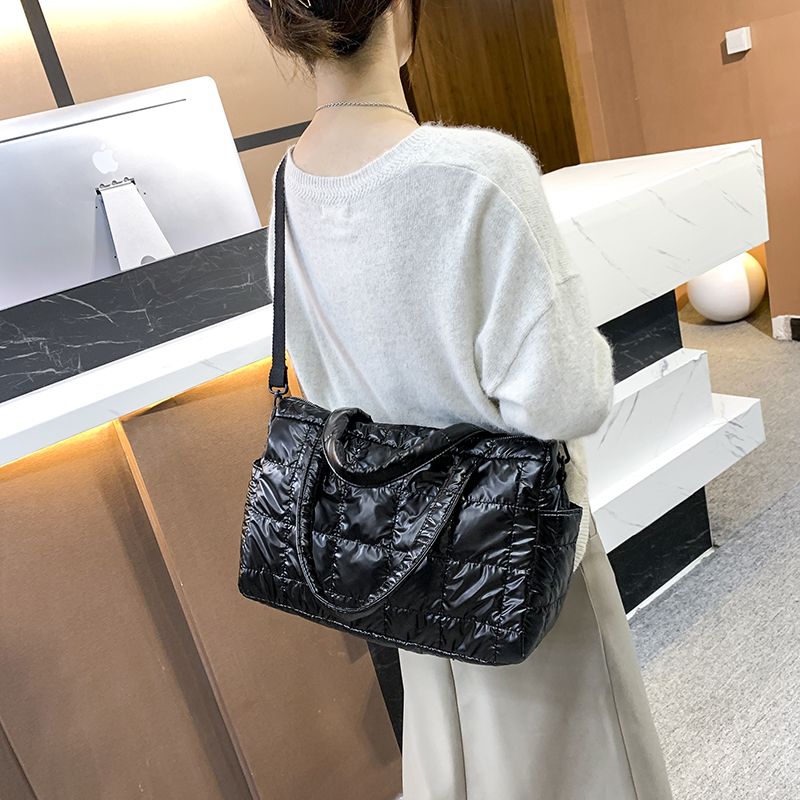 Torys Naisten Nylon Crossbody Käsilaukku - Musta