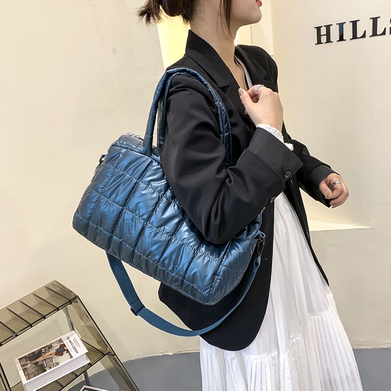 Torys Naisten Nylon Crossbody Käsilaukku - Musta