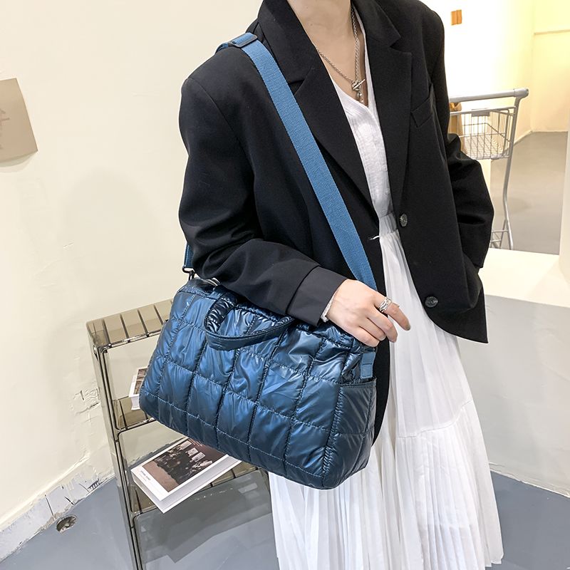Torys Naisten Nylon Crossbody Käsilaukku - Musta
