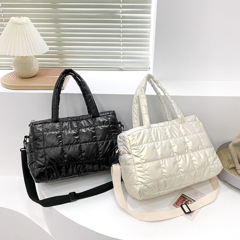 Torys Naisten Nylon Crossbody Käsilaukku - Musta