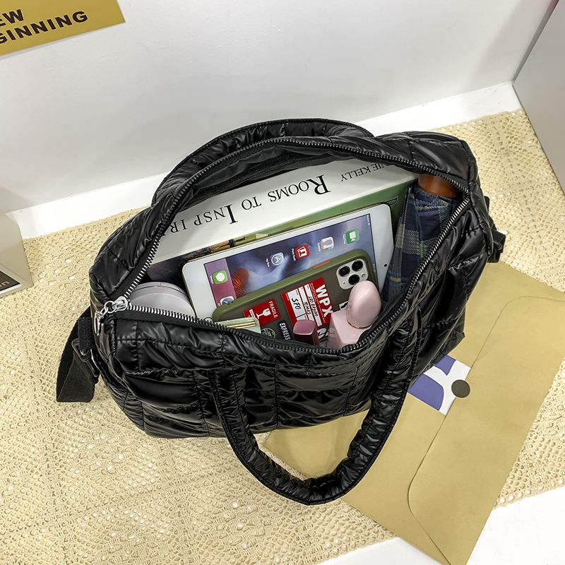 Torys Naisten Nylon Crossbody Käsilaukku - Musta