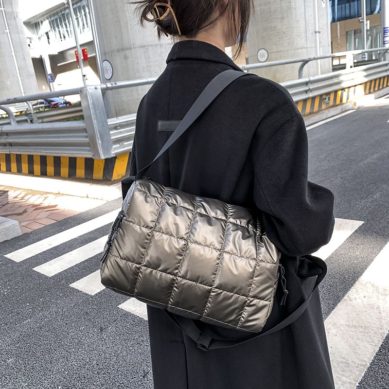 Torys Naisten Nylon Crossbody Käsilaukku - Musta