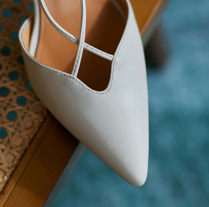 Vika Naisten Teräväkärkiset Nahkasandaalit - Beige
