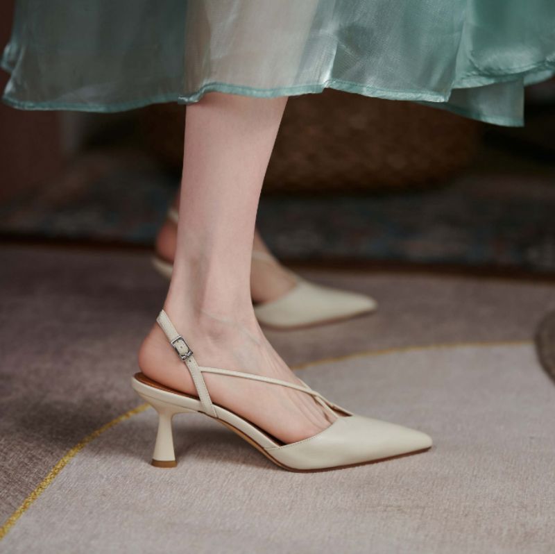 Vika Naisten Teräväkärkiset Nahkasandaalit - Beige