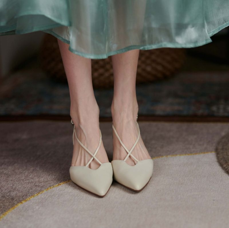 Vika Naisten Teräväkärkiset Nahkasandaalit - Beige